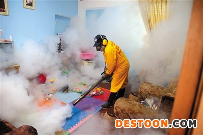 29日，在秘魯利馬省，一名工作人員用化學藥劑驅(qū)蚊。寨卡病毒持續(xù)困擾美洲及加勒比地區(qū)。新華社發(fā)