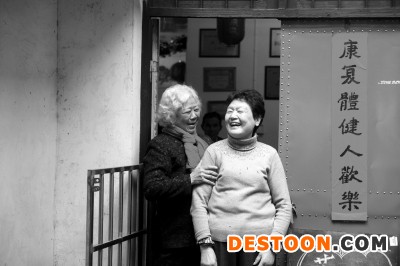 協(xié)會(huì)會(huì)長(zhǎng)談菊美（右）和會(huì)員談笑風(fēng)生。